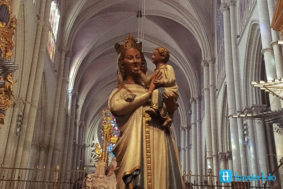 mary-smiling-toledo-cathedral-spain