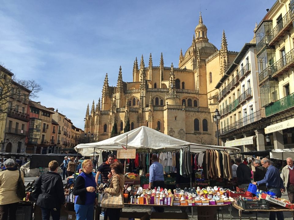 spanish-flea-market-cathedral-segovia