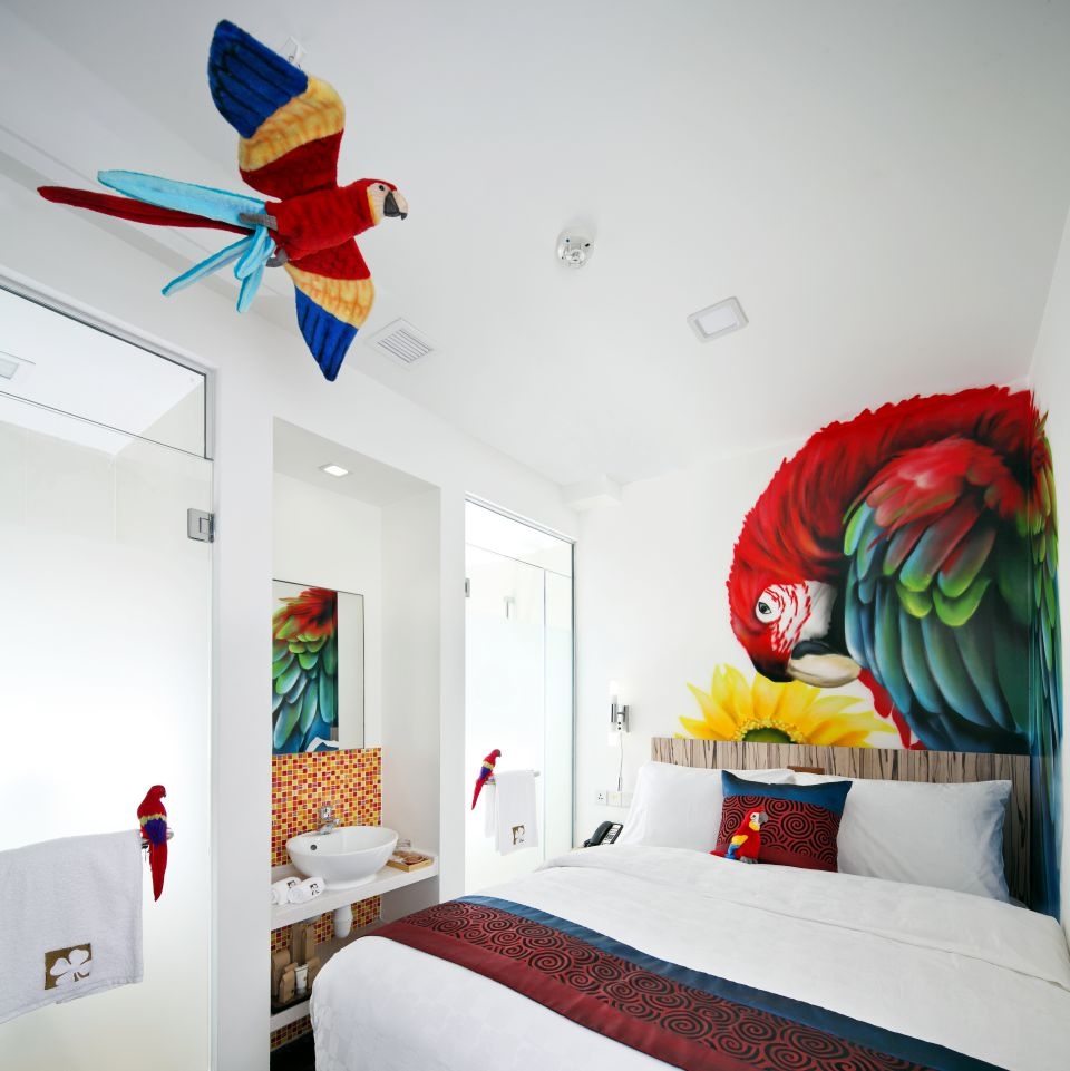 parrot-wall-art-hotel-clover